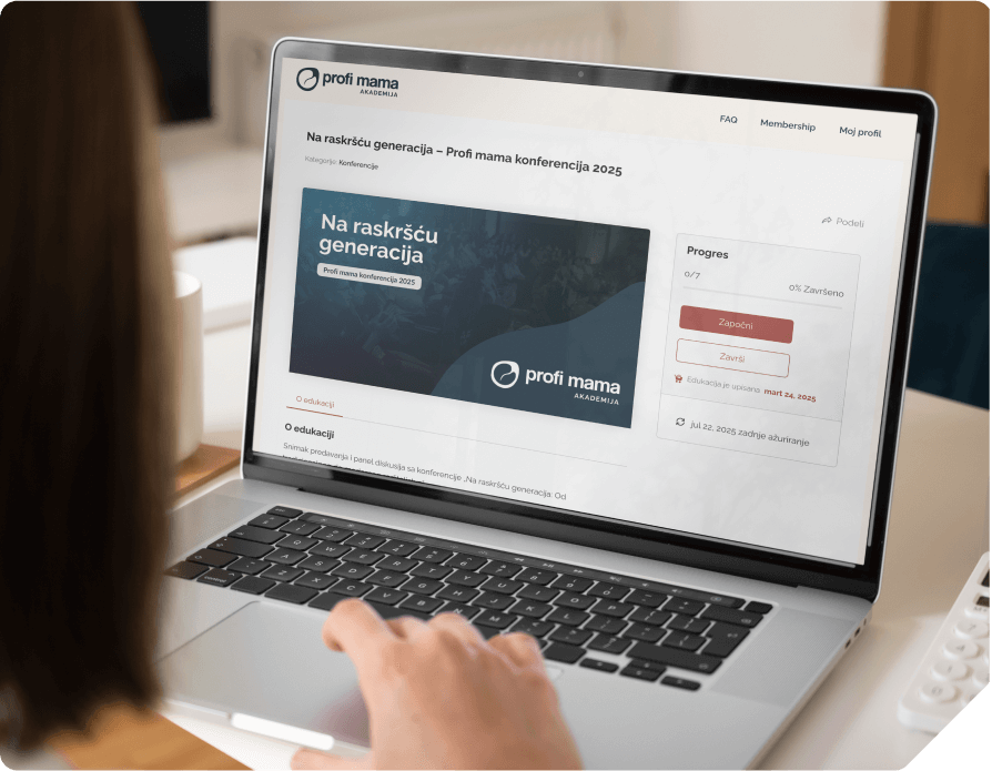 Laptop na kome je otvorena stranica vebsajt Profi Mama